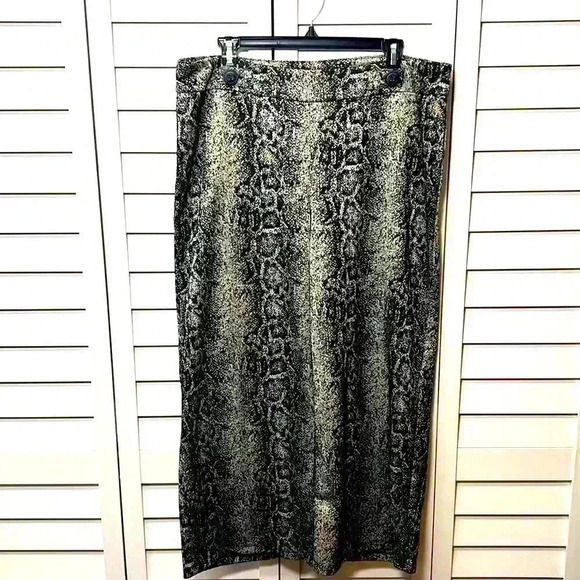 SOHO Apparel Snakeskin Pull On Wide Leg Cropped Stretch Pants Size XL - Picture 1 of 6